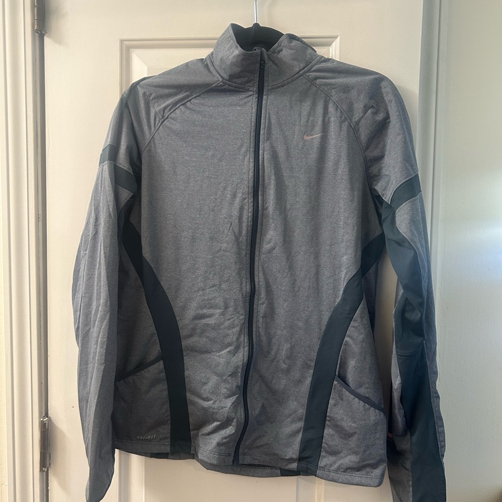 Like new, women’s Nike Element  Performance Jacket in Gray and Black